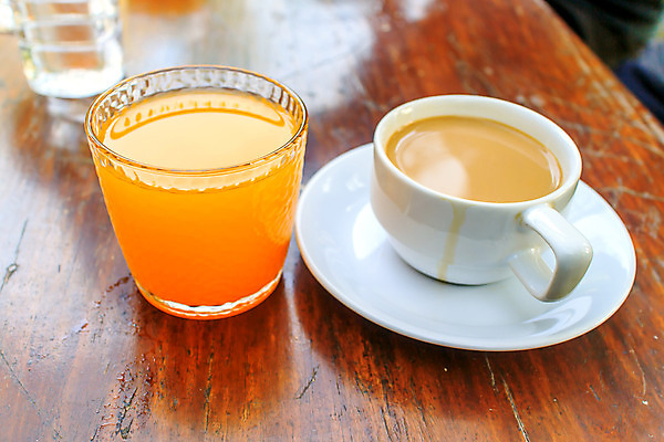 포토 JPG 해외이미지 전통 접시 커피 음료 음식 빵 오렌지 과일 유리 탁자 호텔 아침 실내 샌드위치 건강 사람없음 내부 목재 컵 갈색 노란색 계란 숟가락 꽃병 맑음 식사 주스 우유 마시기 흰색 신선 아침식사 시리얼 먹기 대륙 토스트 에스프레소 고립 페스츄리 해외202004 해외포토 주간 나무 식기 꽃 컬러 가구 재료 모션 재질 숙소 날씨 유제품 수저 알 파일형식 이미지허브