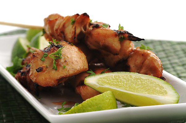 포토 JPG 해외이미지 음식 육류 요리 사람없음 식사 치킨 꼬치 맛 그릴 바비큐 허브 라임 해외202004 해외포토 식물 컨셉 과일 식재료 주방용품 닭고기요리 파일형식 이미지허브