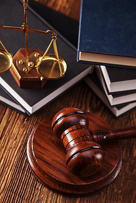 포토 JPG 해외이미지 실내 사람없음 책 오브젝트 법 의사봉 양팔저울 나무배경 해외202004 해외포토 백그라운드 저울 내부 파일형식 이미지허브