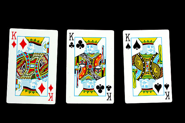 포토 JPG 해외이미지 손 스포츠 백그라운드 종류 3 사람없음 검은색 게임 운명 우승 신용카드 행운 도박 왕 포커 승자 해외202004 해외포토 컬러 컨셉 놀이 신체부위 금융 최고 트럼프 파일형식 이미지허브