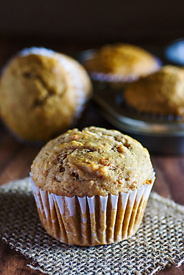 포토 JPG 해외이미지 전통 음식 채소 디저트 그림자 요리 사람없음 태양 케이크 당근 빵집 아침식사 사과 삼베 머핀 해외202004 해외포토 자연요소 빵 과일 뿌리채소 상점 식사 파일형식 천_직물 이미지허브