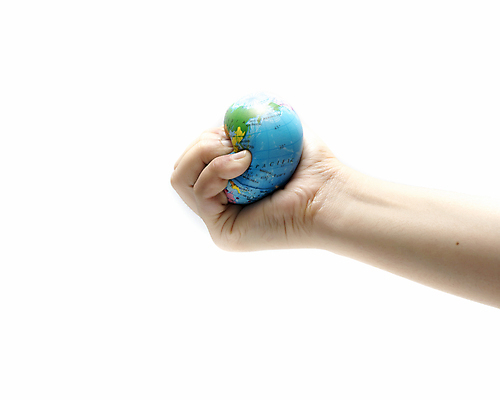 포토 JPG 해외이미지 손 지구 공 실내 들기 신체부위 지구본 잡기 해외202004 해외포토 모션 사람 내부 파일형식 이미지허브