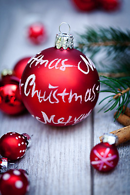 포토 JPG 해외이미지 크리스마스장식 크리스마스 실내 사람없음 아웃포커스 소프트포커스 오너먼트 나무배경 해외202004 해외포토 기념일 백그라운드 촬영기법 내부 파일형식 이미지허브