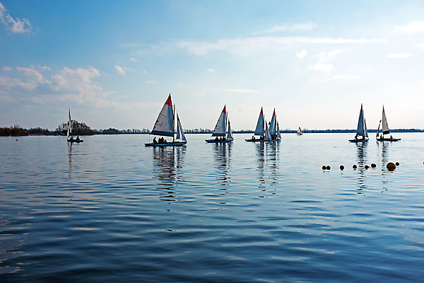 포토 JPG 해외이미지 호수 스포츠 요트 교통시설 자연 항해 사람없음 야외 물 수상스포츠 보트 네덜란드 해외202004 해외포토 자연요소 유럽 교통 배_교통 시설 생태계 파일형식 이미지허브