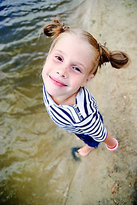 포토 JPG 해외이미지 백인 1 여자 행복 호수 얼굴 어린이 모래 바다 장난 자연 휴가 휴식 한명 사람 야외 물 강 머리 기쁨 자녀 관찰 연못 작음 해외202004 해외포토 자연요소 서양인 감정 컨셉 모션 신체부위 크기 생태계 파일형식 이미지허브