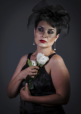 포토 JPG 해외이미지 응시 드레스 여자 감정 종교 얼굴 십자가 스트레스 갈색머리 피곤 한명 사람 검은색 어둠 희망 외침 슬픔 표현 조직 우아함 무서움 보석 손수건 애도 드라마 베일 장례 심각 트러블 혼자 해외202004 해외포토 1 헤어스타일 시선 옷 컬러 컨셉 신체부위 소리 광석 파일형식 이미지허브