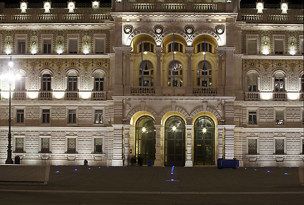 포토 JPG 해외이미지 문화 시계 건축양식 창문 미술 안전 사람없음 건물 초록색 빛 조각상 머리 탑 일몰 이탈리아 궁전 깃발 재산 클래식 야간 손목시계 묘사 보안 정사각형 타운 천연기념물 기관 맞춤법 유럽연합 정부 해외202004 영광군 해외포토 자연요소 도형 건축물 건축 유럽 컬러 컨셉 고건축 장신구 문화예술 한글 신체부위 금융 조형물 노을 도시 전라남도 파일형식 이미지허브
