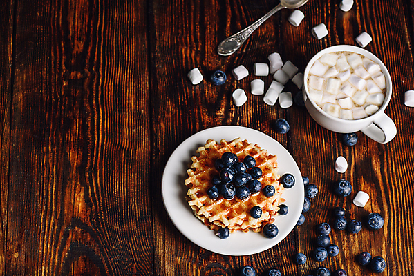 포토 JPG 해외이미지 접시 커피 음료 음식 과일 디저트 사람없음 컵 쿠키 식사 빵집 달콤 유기농 블루베리 브런치 토핑 코코아 와플 마시멜로우 해외202004 해외포토 식기 웰빙 상점 맛 파일형식 이미지허브