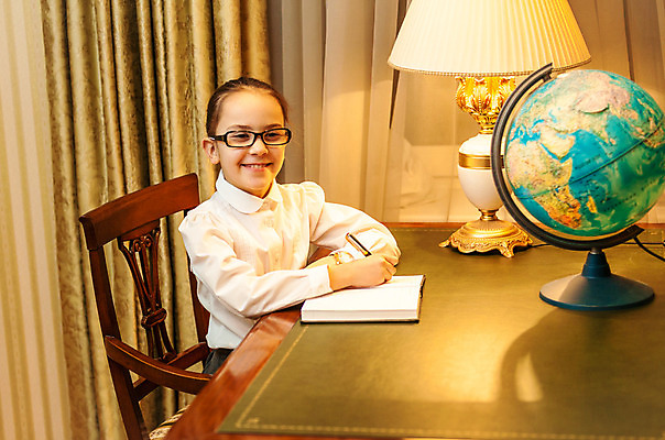 포토 JPG 해외이미지 1 학생 교육 행복 종이 어린이 탁자 한명 미소 사람 앉기 책 스터디 청춘 독서 펜 지구본 공책 램프 작음 스마트 책상 긍정 문학 최초 관심 지능 지리 초보 해외202004 해외포토 감정 가구 컨셉 모션 문구용품 조명 표정 학습 필기구 크기 파일형식 이미지허브