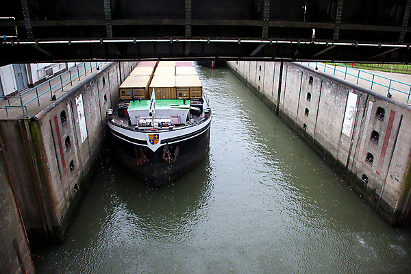 포토 JPG 해외이미지 산업 비즈니스 교통시설 사람없음 물 문 항구 화물 보트 댐 무역 네덜란드 함선 수로 운하 해외202004 해외포토 자연요소 공공시설 유럽 교통 배_교통 운송업 시설 파일형식 이미지허브