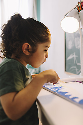 포토 JPG 해외이미지 백인 학생 여학생 여자 교육 딸 행복 종이 어린이 학교 주택 창조 미술 한명 스터디 컬러풀 연필 유치원 기쁨 방 그리기 스마트 그림 예술가 개발 걸음마 초보 해외202004 해외포토 서양인 1 감정 컬러 컨셉 가족 모션 문화예술 학용품 사람 건물 학습 필기구 파일형식 이미지허브