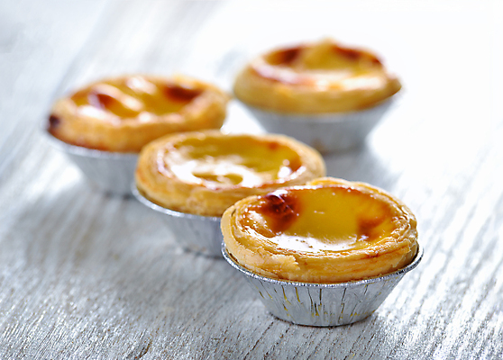 포토 JPG 해외이미지 접시 음식 디저트 사람없음 빵집 달콤 크림 에그타르트 커스터드 타르트 해외202004 해외포토 식기 빵 상점 맛 파이_빵 파일형식 이미지허브