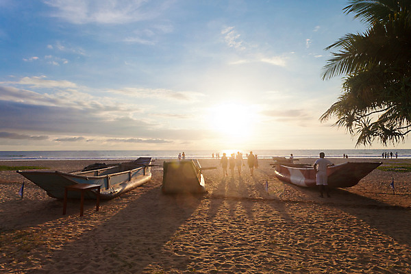 포토 JPG 해외이미지 전통 여자 남자 아시아 모래 여행 자연 휴가 노동자 조명 사람 풍경 사람없음 여름 빛 야자수 햇빛 여행객 일몰 광선 보트 발자국 나룻배 어부 낚시꾼 빛망울 스리랑카 해외202004 해외포토 나무 직업 계절 나라 배_교통 자국 태양 노을 생태계 파일형식 이미지허브