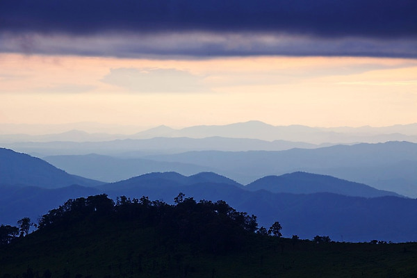 포토 JPG 해외이미지 구름 공원 실루엣 아시아 지구 여행 백그라운드 오렌지 태국 자연 하늘 아침 산 풍경 사람없음 여름 파란색 빛 태양 평화 일출 환경 계곡 황혼 일몰 새벽 뜨거움 저녁 숲 땅 언덕 장면 천국 웅장함 전국 절정 수평선 해외202004 해외포토 주간 자연요소 계절 공공시설 나라 컬러 컨셉 과일 촬영기법 노을 야간 생태계 파일형식 이미지허브