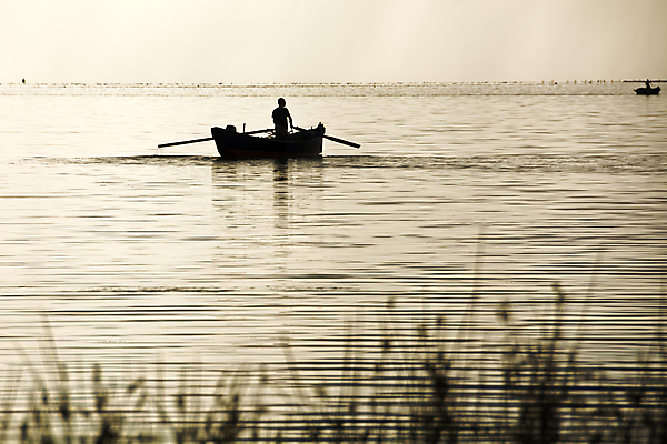 포토 JPG 해외이미지 구름 실루엣 바다 섬 여행 백그라운드 자연 벽지 조류 아침 낚시 휴가 그림자 풍경 해변 사람없음 물 빛 모래사장 햇빛 태양 반사 여행객 일출 일몰 새벽 추위 광선 보트 낚시꾼 석호 해외202004 해외포토 주간 자연요소 동물 배_교통 레저 촬영기법 사람 노을 생태계 파일형식 이미지허브