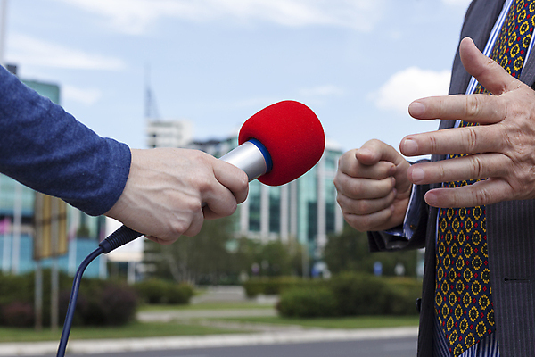 포토 JPG 해외이미지 손 비즈니스 통신 말하기 정장 이벤트 사람없음 텔레비전 소리 정보 잡기 비즈니스맨 기자 뉴스 중앙 토론 질문 마이크 보고서 면접 라디오 오디오 방송 전염 언론 리포터 목소리 정치가 생존 해외202004 해외포토 직업 옷 남자 음향기기 모션 신체부위 전자제품 직장인 질병 감염 파일형식 이미지허브