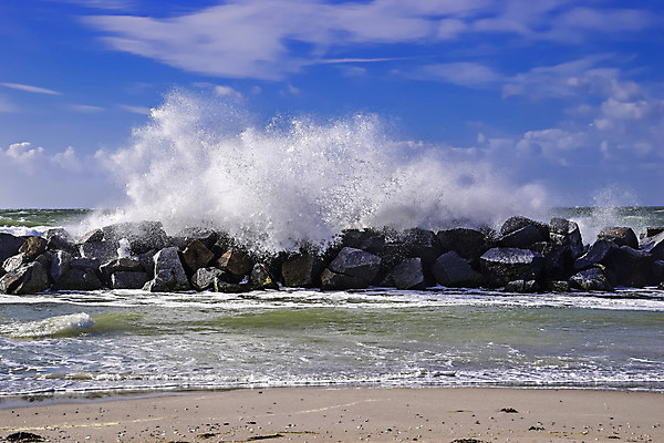 포토 JPG 해외이미지 파도 바다 섬 백그라운드 모션 자연 하늘 날씨 독일 풍경 사람없음 물 파란색 힘 거품 바위 흰색 만 거친 떨어짐 큼 분무기 암초 폭풍 격파 단절 폭풍우 해외202004 해외포토 자연요소 유럽 컬러 컨셉 돌_바위 비_날씨 크기 자연재해 생태계 파일형식 이미지허브