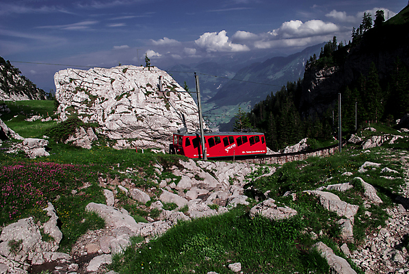 포토 JPG 해외이미지 유럽 호수 여행 백그라운드 교통시설 자연 하늘 휴가 산 풍경 사람없음 야외 빨간색 초록색 여름 기차 흰색 정상 스위스 언덕 알프스 해외202004 해외포토 계절 나라 육상교통 컬러 교통 대중교통 시설 생태계 파일형식 이미지허브