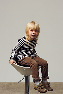 포토 JPG 해외이미지 백인 헤어스타일 응시 여자 행복 얼굴 어린이 포즈 백그라운드 셔츠 신체 의자 부츠 한명 미소 앉기 금발 유행 검은색 줄무늬 재킷 흐름 덮개 청바지 기다림 교차 그런지 돌리기 카피스페이스 해외202004 해외포토 서양인 1 시선 감정 컬러 가구 신발 컨셉 상의 무늬 바지 모션 표정 사람 신체부위 공백 외투 뚜껑 파일형식 이미지허브