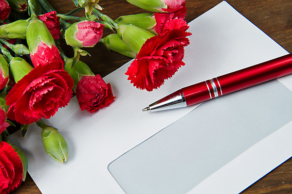 포토 JPG 해외이미지 꽃 종이 꽃다발 백그라운드 잎 바닥 기념 프레임 선물 사랑 사람없음 빨간색 초록색 펜 봄 튤립 흰색 축하 자르기 편지 배열 카네이션 강렬 해외202004 해외포토 식물 계절 감정 컬러 컨셉 모션 필기구 파일형식 이미지허브