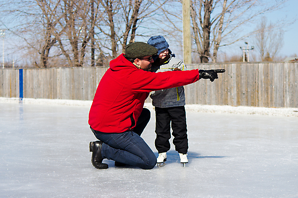 포토 JPG 해외이미지 백인 여자 딸 어린이 캐나다 겨울 가족 놀이 사람 야외 두명 맑음 얼음 기댐 추위 스케이트 스케이팅 가리킴 가르침 아빠 해외202004 해외포토 자연요소 서양인 계절 교육 스포츠용품 북아메리카 관계 모션 날씨 겨울스포츠 손짓 파일형식 이미지허브