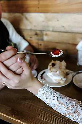 포토 JPG 해외이미지 손 드레스 여자 남자 행복 꽃다발 결혼 백그라운드 2 가족 결혼식 함께함 관리 사랑 사람없음 흰색 축하 반지 잡기 쌍 황금 해외202004 해외포토 옷 꽃 감정 컬러 컨셉 장신구 관계 모션 사람 이벤트 신체부위 파일형식 이미지허브