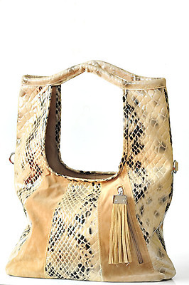 포토 JPG 해외이미지 디자인 여자 여행 가방 새로움 사람없음 옆모습 쇼핑 유행 상점 화장품 핸드백 잡기 화려 지갑 재산 클래식 고급 우아함 가죽 보석 싱글 정사각형 인기 핸드메이드 스타일 해외202004 해외포토 도형 잡화 뷰포인트 컨셉 모션 사람 금융 뷰티 광석 파일형식 이미지허브