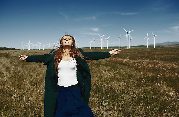 포토 JPG 해외이미지 라이프스타일 긴머리 자연 팔벌리기 바람 한명 풍경 야외 가로 유행 풍차 자유 코트 그린에너지 풍력에너지 환경보전 스타일 해외202004 해외포토 자연요소 1 헤어스타일 컨셉 모션 날씨 사람 생활 외투 에너지 사회이슈 생태계 파일형식 이미지허브