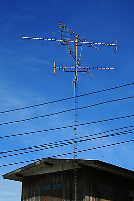 포토 JPG 해외이미지 통신 하늘 지붕 화살 주택 안테나 사람없음 목재 파란색 금속 텔레비전 인공위성 과학기술 시골 바 옥상 타일 라디오 신호 방송 전염 아날로그 반대 바비큐립 알루미늄 옛날 채널 정확 해외202004 해외포토 나무 컬러 컨셉 재료 재질 기술 건물 전자제품 질병 바비큐 감염 파일형식 이미지허브