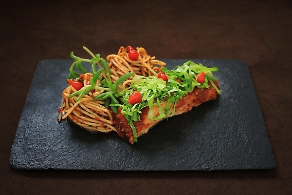 포토 JPG 해외이미지 그릇 음식 어류 스테이크 요리 사람없음 식사 저녁식사 준비 양배추 연어 건강식 점심식사 해외202004 해외포토 식기 채소 서양음식 수중동물 파일형식 이미지허브