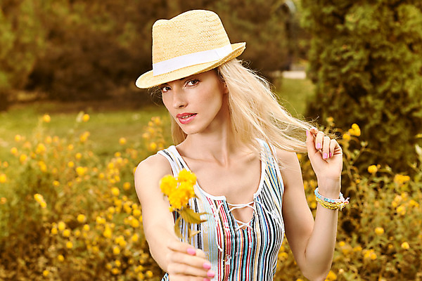 포토 JPG 해외이미지 백인 라이프스타일 공원 꽃 행복 장난 자연 휴식 한명 사람 야외 금발 정원 맑음 화목 보케 카피스페이스 해외202004 해외포토 서양인 식물 1 헤어스타일 공공시설 감정 컨셉 날씨 생활 공백 생태계 파일형식 이미지허브