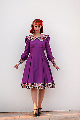 포토 JPG 해외이미지 모델 라이프스타일 드레스 여자 행복 벽 포즈 거리 한명 야외 빨간색 유행 보라색 수확 흰색 도시 화려 우아함 복고 해외202004 해외포토 1 옷 감정 컬러 컨셉 농업 사람 생활 파일형식 이미지허브