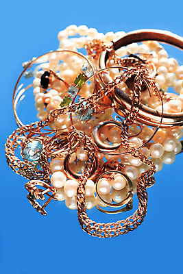 포토 JPG 해외이미지 여자 목걸이 팔찌 미술 사람없음 장식 빛 한개 유행 귀걸이 반지 황금 우아함 보석 보물 스타일 해외202004 해외포토 1 컨셉 장신구 문화예술 사람 광석 파일형식 이미지허브