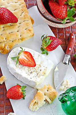 포토 JPG 해외이미지 빵 과일 딸기 치즈 사람없음 빨간색 세로 식사 신선 칼 굽기 숙성 해외202004 해외포토 음식 컬러 유제품 구이 파일형식 이미지허브