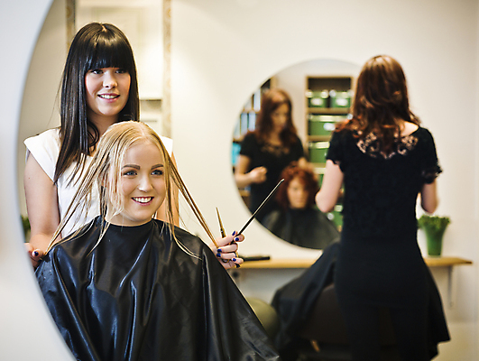 포토 JPG 해외이미지 백인 헤어스타일 여자 의자 조명 표정 미소 사람 여러명 두명 아웃포커스 10대 가로 컬러풀 금발 머리카락 스파 거울 미용실 미용사 자르기 은박지 착취 쓰다듬기 카피스페이스 해외202004 해외포토 서양인 직업 컬러 가구 다수 모션 청소년 촬영기법 머리 공백 뷰티샵 파일형식 이미지허브