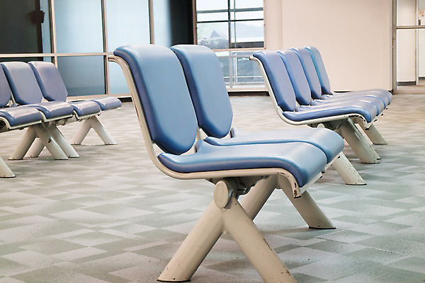 포토 JPG 해외이미지 디자인 의자 비즈니스 휴식 바닥 실내 병원 사람 앉기 성인 사람없음 내부 파란색 사무실 평화 방 휴게실 기다림 우아함 공항 일반 객석 줄서기 해외202004 해외포토 컬러 가구 컨셉 의학 교통시설 모션 파일형식 이미지허브