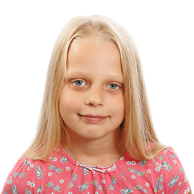 포토 JPG 해외이미지 백인 여학생 여자 행복 어린이 한명 미소 사람 금발 유행 해외202004 해외포토 서양인 1 학생 헤어스타일 감정 표정 파일형식 이미지허브