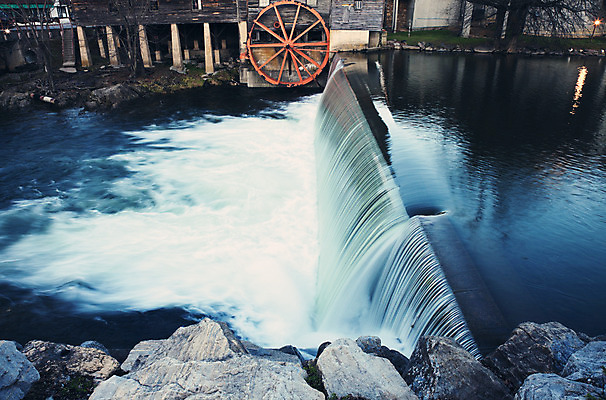 포토 JPG 해외이미지 여행 사람없음 건물 빨간색 물 강 폭포 가을 바퀴 방앗간 옛날 해외202004 해외포토 자연요소 건축물 계절 컬러 자연 파일형식 이미지허브