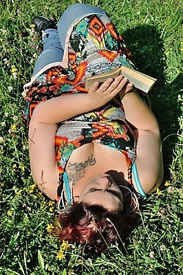 포토 JPG 해외이미지 행복 해부 청소년 한명 야외 빨간머리 굴곡 해외202004 해외포토 1 헤어스타일 감정 의학 사람 파일형식 이미지허브