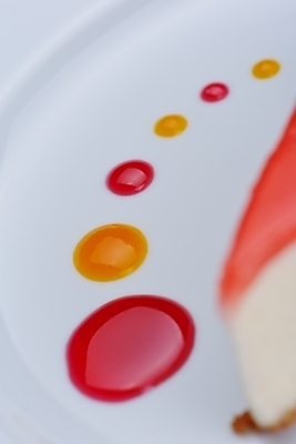 포토 JPG 해외이미지 디저트 실내 근접촬영 사람없음 소프트포커스 흰배경 시럽 치즈케이크 해외202004 해외포토 음식 뷰포인트 백그라운드 촬영기법 내부 케이크 흰색 파일형식 이미지허브