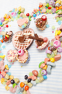 포토 JPG 해외이미지 발렌타인데이 사탕 사랑 사람없음 컬러풀 초콜릿 하트 달콤 핸드메이드 해외202004 해외포토 모양 감정 컬러 데이이벤트 디저트 맛 파일형식 이미지허브