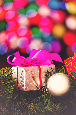 포토 JPG 해외이미지 전통 계절 리본 크리스마스 겨울 포장 휴가 새해 기념 선물 사람없음 장식 빛 상자 컬러풀 축제 놀람 수확 축하 인사 소프트포커스 복고 보케 해외202004 해외포토 기념일 감정 컬러 컨셉 농업 촬영기법 표정 예절 파일형식 이미지허브