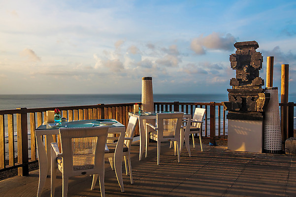 포토 JPG 해외이미지 여행 가구 의자 건축양식 자연 탁자 하늘 호텔 휴가 휴식 풍경 사람없음 야외 내부 목재 장식 물 여름 파란색 태양 맑음 휴게실 고급 갑판 대나무 휴양지 발리 인도네시아 해외202004 해외포토 자연요소 나무 계절 건축 아시아 컬러 섬 생활용품 컨셉 배_교통 재료 숙소 날씨 장소 생태계 파일형식 이미지허브