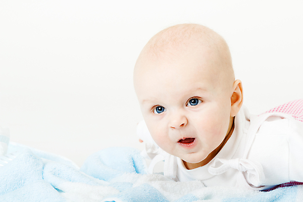 포토 JPG 해외이미지 백인 1 응시 여자 남자 얼굴 어린이 백그라운드 건강 한명 사람 소년 수건 흰색 표현 아기 작음 코믹 거짓말 천진난만 해외202004 해외포토 서양인 시선 컬러 컨셉 신체부위 위생용품 크기 파일형식 이미지허브