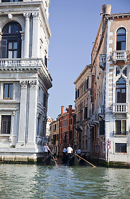 포토 JPG 해외이미지 유럽 문화 여행 건축양식 휴가 주택 풍경 사람없음 건물 물 도시풍경 반사 맑음 이탈리아 발코니 바위 도시 보트 역사 곤돌라 운하 좁은 베네치아 포트 옛날 채널 해외202004 해외포토 자연요소 건축물 건축 나라 배_교통 날씨 돌_바위 파일형식 이미지허브