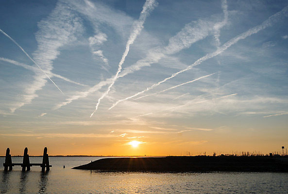 포토 JPG 해외이미지 유럽 선 바다 오렌지 자연 휴식 비행기 풍경 사람없음 목재 빨간색 물 빛 태양 평화 항구 일몰 줄무늬 흰색 네덜란드 수평선 해외202004 해외포토 자연요소 나무 나라 컬러 컨셉 무늬 과일 재료 항공교통 교통시설 대중교통 노을 생태계 파일형식 이미지허브