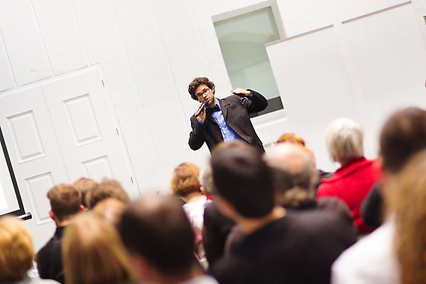 포토 JPG 해외이미지 여자 남자 실내 말하기 들기 여러명 상반신 성인 앞모습 뒷모습 소프트포커스 강의 강당 성인만 해외202004 해외포토 뷰포인트 다수 모션 촬영기법 사람 내부 파일형식 이미지허브