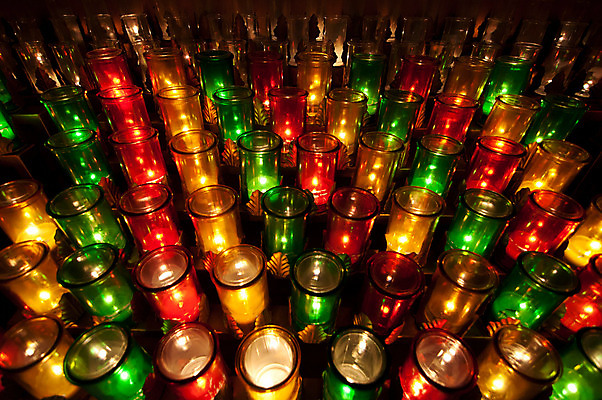 포토 JPG 해외이미지 종교 실내 사람없음 가로 빨간색 초록색 빛 컬러풀 노란색 교회 심볼 연소 화상 해외202004 해외포토 컬러 종교건축 내부 건물 상처 파일형식 이미지허브