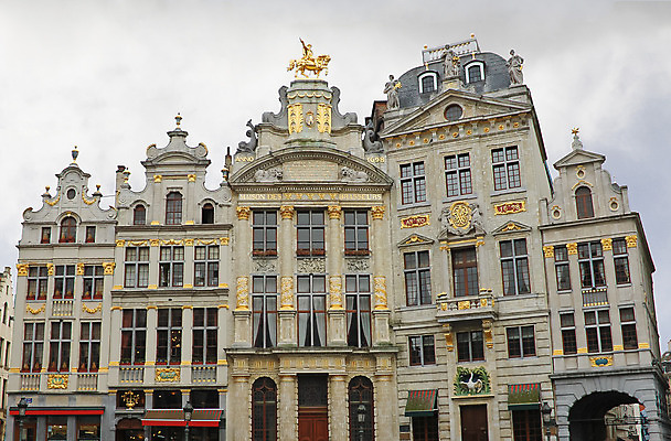 포토 JPG 해외이미지 외관 유럽 문화 여행 건축양식 창문 하늘 주택 사람없음 건물 장식 파란색 햇빛 여행객 봄 카페 깃발 도시 중세 역사 황금 묘사 정사각형 벨기에 타운 천연기념물 라이더 바로크 브뤼셀 옛날 스타일 해외202004 해외포토 도형 건축물 계절 건축 나라 컬러 사람 태양 상점 서유럽 파일형식 이미지허브