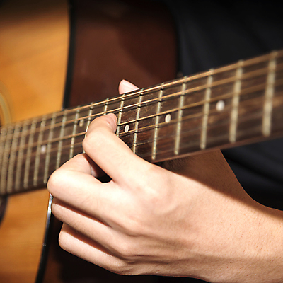 포토 JPG 해외이미지 손 연주 실내 근접촬영 신체부위 기타 잡기 해외202004 해외포토 음악 뷰포인트 모션 현악기 사람 내부 파일형식 이미지허브